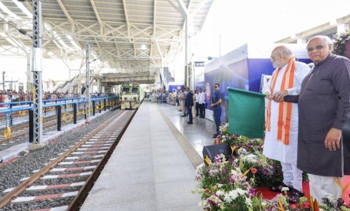 गुजरात : केंद्रीय गृह मंत्री अमित शाह ने अहमदाबाद के साबरमती स्टेशन से देश को पहली एलएनजी ट्रेन समर्पित की