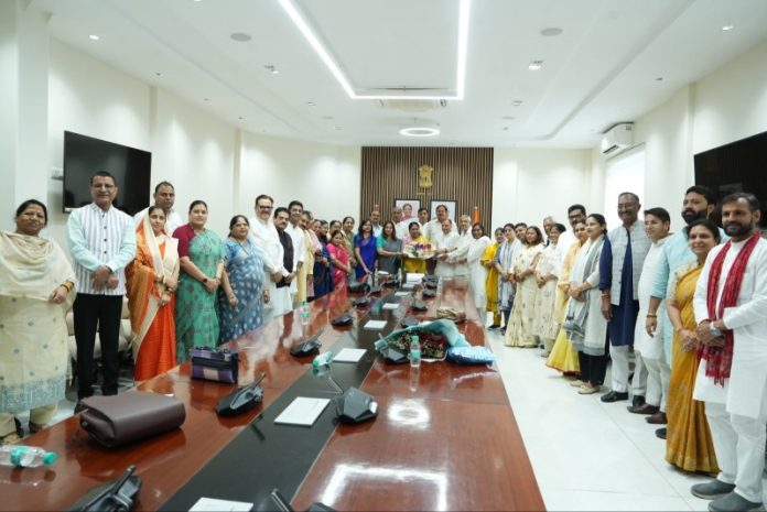 दिल्ली : सीएम रेखा गुप्ता ने एमसीडी की विभिन्न समितियों के नवनियुक्त अध्यक्षों एवं उपाध्यक्षों से मुलाकात की दिल्ली : सीएम रेखा गुप्ता ने एमसीडी की विभिन्न समितियों के नवनियुक्त अध्यक्षों एवं उपाध्यक्षों से मुलाकात की
