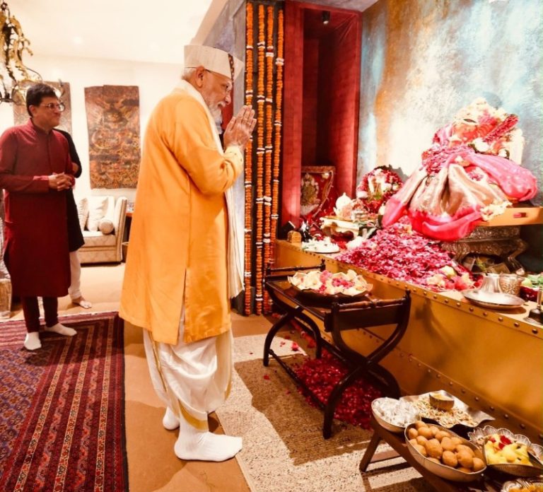 पीएम मोदी ने केंद्रीय मंत्री पीयूष गोयल के आवास पर गणपति दर्शन किए