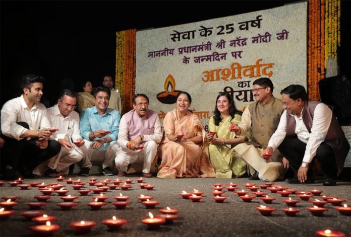 पीएम मोदी के जन्मदिन पर दिल्ली की सीएम रेखा गुप्ता ने कर्तव्य पथ पर आयोजित 'आशीर्वाद का दीया' कार्यक्रम में हिस्सा लिया