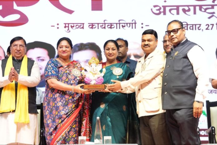 दिल्ली : सीएम रेखा गुप्ता त्यागराज स्टेडियम में आयोजित ‘वैश्य कुल सांस्कृतिक समागम एवं अंतरराष्ट्रीय वैश्य परिचय सम्मेलन’ में हुई शामिल