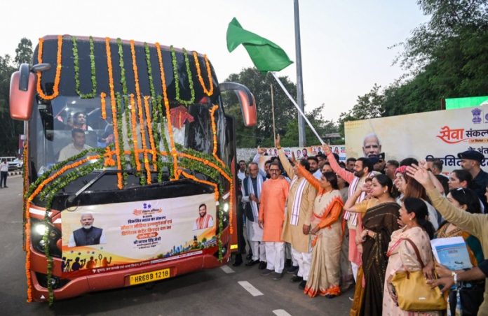 हरियाणा : सीएम सैनी ने सोशल मीडिया इन्फ्लुएंसर्स एवं डिजिटल कंटेंट क्रिएटर्स के दल को हरी झंडी दिखाकर रवाना किया