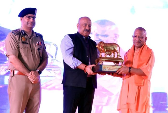 उप्र : सीएम योगी रिजर्व पुलिस लाइन्स, कमिश्नरेट लखनऊ में आयोजित श्रीकृष्ण जन्मोत्सव-2026 समारोह में हुए शामिल