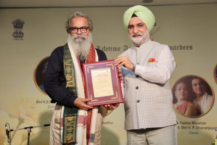 दिल्ली : उपराज्यपाल तरनजीत सिंह संधू ने आईआईसी में 'लीजेंड्स ऑफ इंडिया लाइफटाइम अचीवमेंट अवार्ड्स 2026' प्रदान किए गए