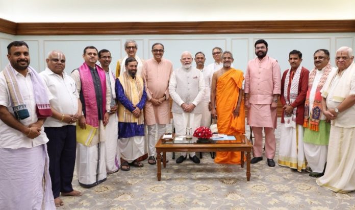 पीएम मोदी ने उडुपी के श्री पेजावर अधोक्षज मठ के श्री श्री विश्वप्रसन्न तीर्थ स्वामीजी और अन्य गणमान्य व्यक्तियों से मुलाकात की पीएम मोदी ने उडुपी के श्री पेजावर अधोक्षज मठ के श्री श्री विश्वप्रसन्न तीर्थ स्वामीजी और अन्य गणमान्य व्यक्तियों से मुलाकात की