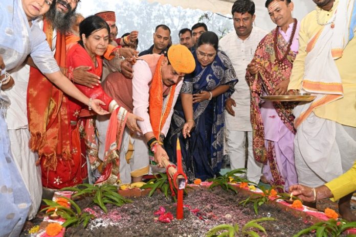 मप्र : सीएम यादव ने इंदौर जिले के प्रसिद्ध जानापाव में ‘भगवान श्री परशुराम लोक’ एवं ‘भगवान श्रीकृष्ण लोक’ का भूमिपूजन किया