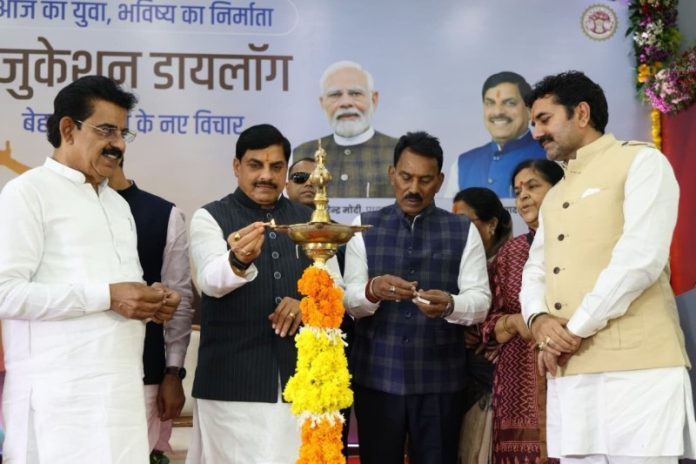 इंदौर : सीएम यादव सांदीपनि शासकीय अहिल्या आश्रम कन्या उच्चतर माध्यमिक विद्यालय में आयोजित “एजुकेशन डायलॉग” में हुए शामिल इंदौर : सीएम यादव सांदीपनि शासकीय अहिल्या आश्रम कन्या उच्चतर माध्यमिक विद्यालय में आयोजित “एजुकेशन डायलॉग” में हुए शामिल