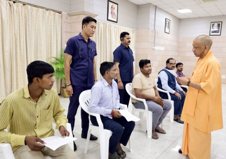 लखनऊ : सीएम योगी ने सरकारी आवास पर आयोजित ‘जनता दर्शन’ में प्रदेशभर से आए लोगों की समस्याएं सुनीं