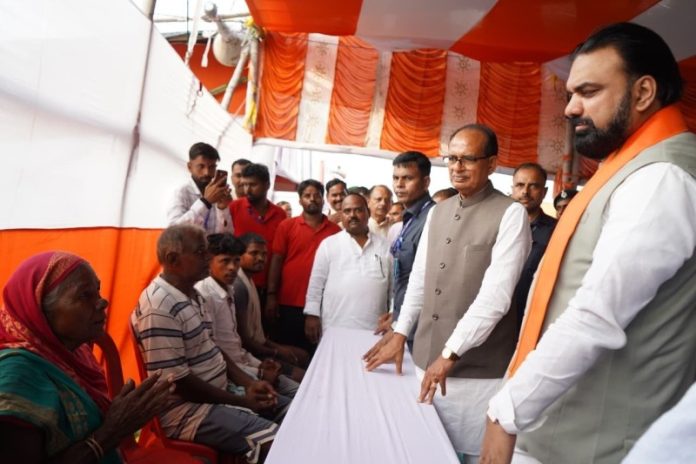 बिहार : सीएम सम्राट चौधरी और केंद्रीय मंत्री शिवराज सिंह चौहान ने भागलपुर में बाढ़ राहत शिविर का निरीक्षण किया