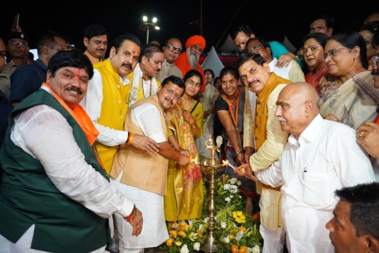 उज्जैन : सीएम डॉ. मोहन यादव ने भाजपा राष्ट्रीय अध्यक्ष नितिन नबीन के साथ ‘आशीर्वाद का दीया’ प्रज्ज्वलित किया