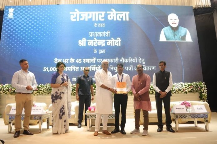 केंद्रीय मंत्री गजेंद्र सिंह शेखावत ने उदयपुर के गीतांजली यूनिवर्सिटी ऑडिटोरियम में रोजगार मेले 2026 के देशव्यापी आयोजन में भाग लिया केंद्रीय मंत्री गजेंद्र सिंह शेखावत ने उदयपुर के गीतांजली यूनिवर्सिटी ऑडिटोरियम में रोजगार मेले 2026 के देशव्यापी आयोजन में भाग लिया