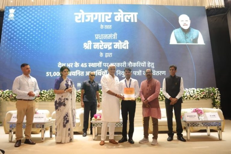 केंद्रीय मंत्री गजेंद्र सिंह शेखावत ने उदयपुर के गीतांजली यूनिवर्सिटी ऑडिटोरियम में रोजगार मेले 2026 के देशव्यापी आयोजन में भाग लिया