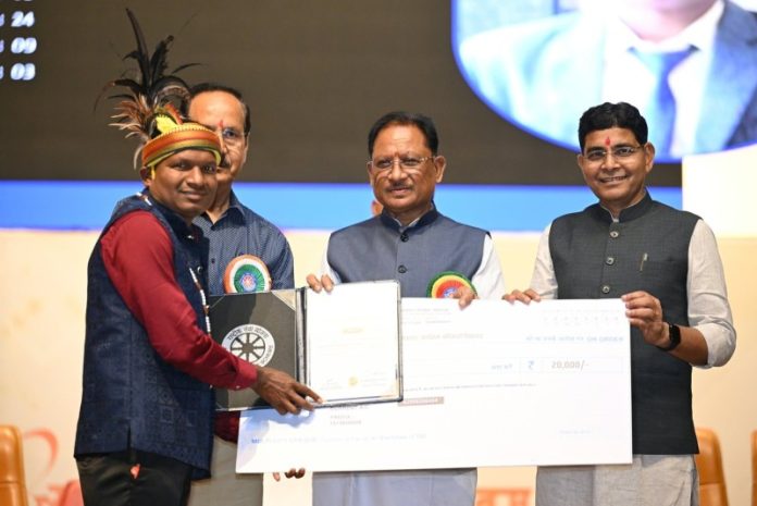 रायपुर : सीएम विष्णुदेव साय राष्ट्रीय सेवा योजना के स्थापना दिवस पर आयोजित राज्य स्तरीय सम्मान समारोह में हुए शामिल