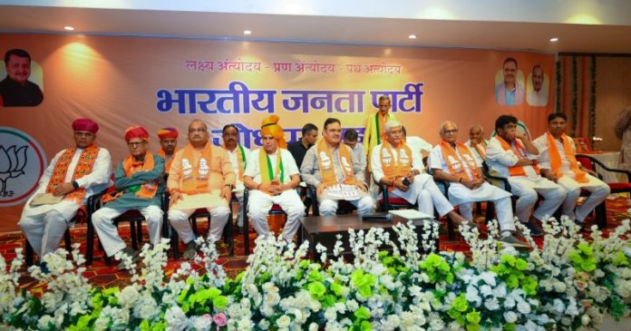जोधपुर : सीएम भजनलाल शर्मा ने नगर निकाय चुनाव-2026 की तैयारियों को लेकर भाजपा पदाधिकारियों एवं कार्यकर्ताओं के साथ बैठक की