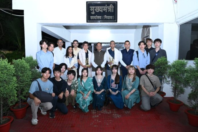 छत्तीसगढ़ : सीएम विष्णुदेव साय से जापान के एहिमे यूनिवर्सिटी के 17 सदस्यीय छात्र प्रतिनिधिमंडल ने मुलाकात की छत्तीसगढ़ : सीएम विष्णुदेव साय से जापान के एहिमे यूनिवर्सिटी के 17 सदस्यीय छात्र प्रतिनिधिमंडल ने मुलाकात की