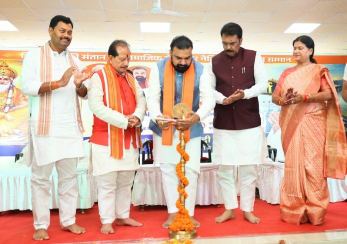 पटना : सीएम सम्राट चौधरी ने ‘भगवान विश्वकर्मा के संतान अभियंताओं का अभिनंदन सम्मान-सह-अभियंता संगोष्ठी’ कार्यक्रम का शुभारंभ किया