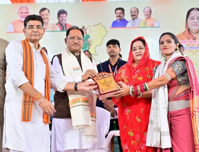 छत्तीसगढ़ : सीएम विष्णुदेव साय तीज मिलन समारोह में राजस्व मंत्री टंकराम वर्मा के साथ हुए शामिल