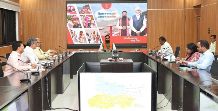 पटना : सीएम सम्राट चौधरी ने लोकसेवक आवास स्थित 'संकल्प सभागार' में लोक स्वास्थ्य अभियंत्रण विभाग की समीक्षा की