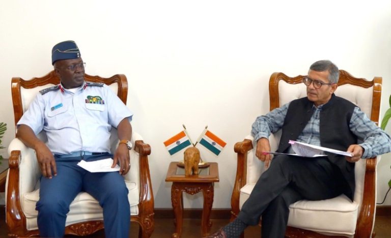 नई दिल्ली : रक्षा सचिव राजेश कुमार सिंह ने केन्या वायु सेना के कमांडर मेजर जनरल बर्नार्ड वालियाउला से मुलाकात की