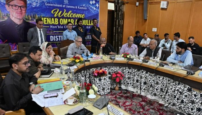 जम्मू-कश्मीर : मुख्यमंत्री ने पुलवामा में जिले भर में चल रहे विकास कार्यों की प्रगति का जायजा लेने के लिए एक विस्तृत समीक्षा बैठक की