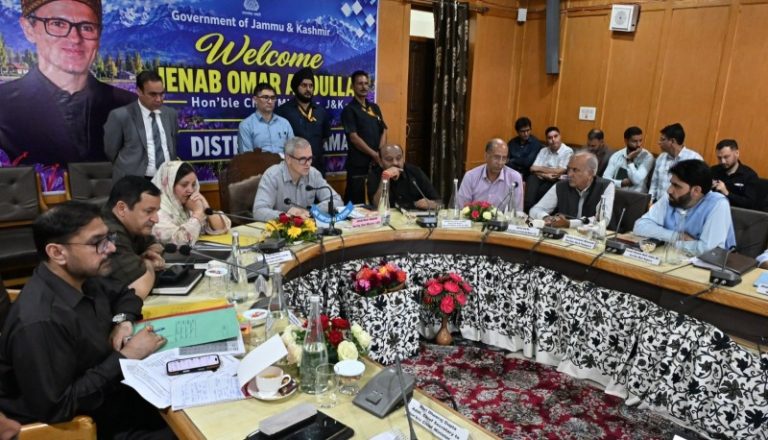 जम्मू-कश्मीर : मुख्यमंत्री ने पुलवामा में जिले भर में चल रहे विकास कार्यों की प्रगति का जायजा लेने के लिए विस्तृत समीक्षा बैठक की