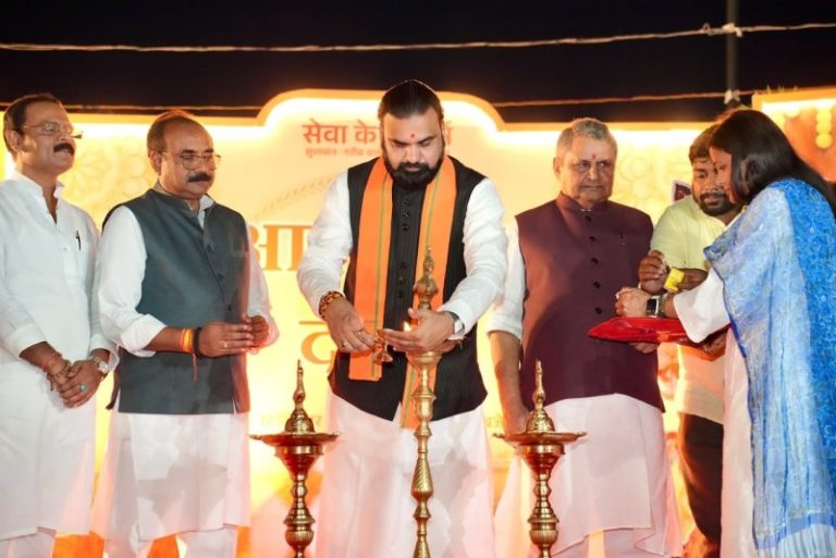 पटना : सीएम सम्राट चौधरी ने जेपी गंगा पथ (मरीन ड्राइव) पर आयोजित ‘आशीर्वाद का दीया’ कार्यक्रम का दीप प्रज्वलित कर शुभारंभ किया