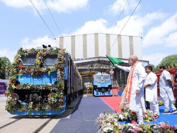 अहमदाबाद : केंद्रीय गृह मंत्री अमित शाह ने साबरमती रेलवे स्टेशन पर WAG-12 लोकोमोटिव मेंटेनेंस शेड का शुभारंभ किया