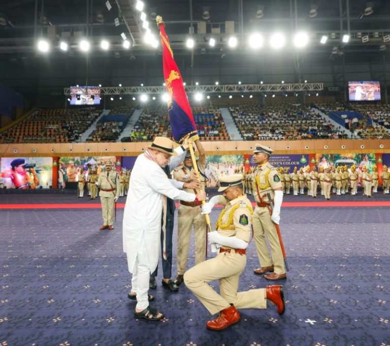 केंद्रीय गृह मंत्री अमित शाह ने पणजी में गोवा पुलिस को प्रेसिडेंट्स कलर प्रदान किया