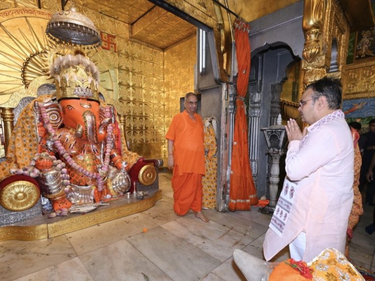 जयपुर : सीएम भजनलाल शर्मा ने ‘गणेश चतुर्थी’ के पावन अवसर पर श्री मोती डूंगरी गणेश मंदिर में विधिवत पूजा-अर्चना की