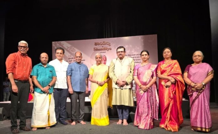 कर्नाटक : केंद्रीय मंत्री निर्मला सीतारमण ने बेंगलुरु में भारत रत्न एम.एस. सुब्बुलक्ष्मी की 110वीं जयंती के समारोह में हिस्सा लिया कर्नाटक : केंद्रीय मंत्री निर्मला सीतारमण ने बेंगलुरु में भारत रत्न एम.एस. सुब्बुलक्ष्मी की 110वीं जयंती के समारोह में हिस्सा लिया