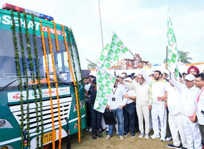 हरियाणा के मुख्यमंत्री नायब सिंह सैनी ने ‘SEHAT EXPRESS’ बस को हरी झंडी दिखाकर रवाना किया