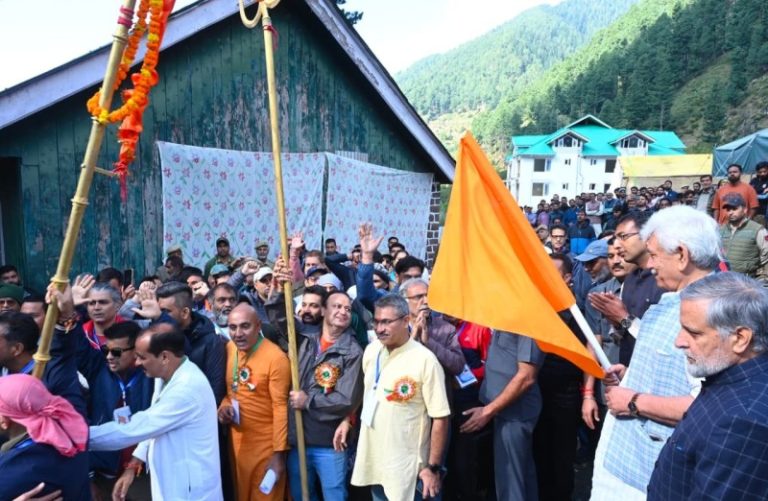 जम्मू-कश्मीर : उपराज्यपाल मनोज सिन्हा ने गांदरबल में हरमुख-गंगबल तीर्थयात्रा को हरी झंडी दिखाकर रवाना किया