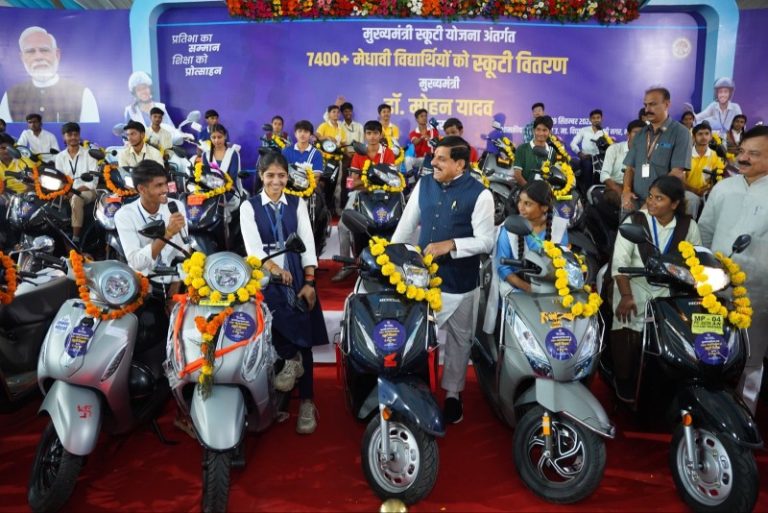 भोपाल : सीएम यादव ने कक्षा 12वीं में उत्कृष्ट प्रदर्शन करने वाले प्रदेश के 7,400 से अधिक मेधावी विद्यार्थियों को स्कूटी की सौगात दी