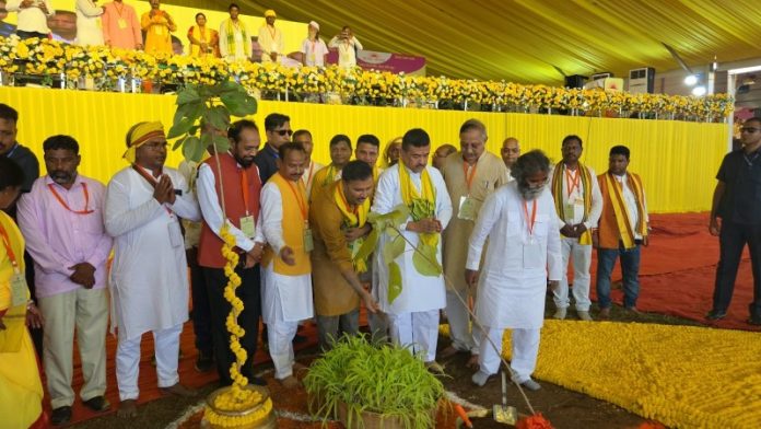 पश्चिम बंगाल : सीएम अधिकारी ने पुरुलिया के तमना स्थित करम अखाड़ा में आयोजित भव्य करम महा-सम्मेलन और सांस्कृतिक कार्यक्रम में भाग लिया पश्चिम बंगाल : सीएम अधिकारी ने पुरुलिया के तमना स्थित करम अखाड़ा में आयोजित भव्य करम महा-सम्मेलन और सांस्कृतिक कार्यक्रम में भाग लिया