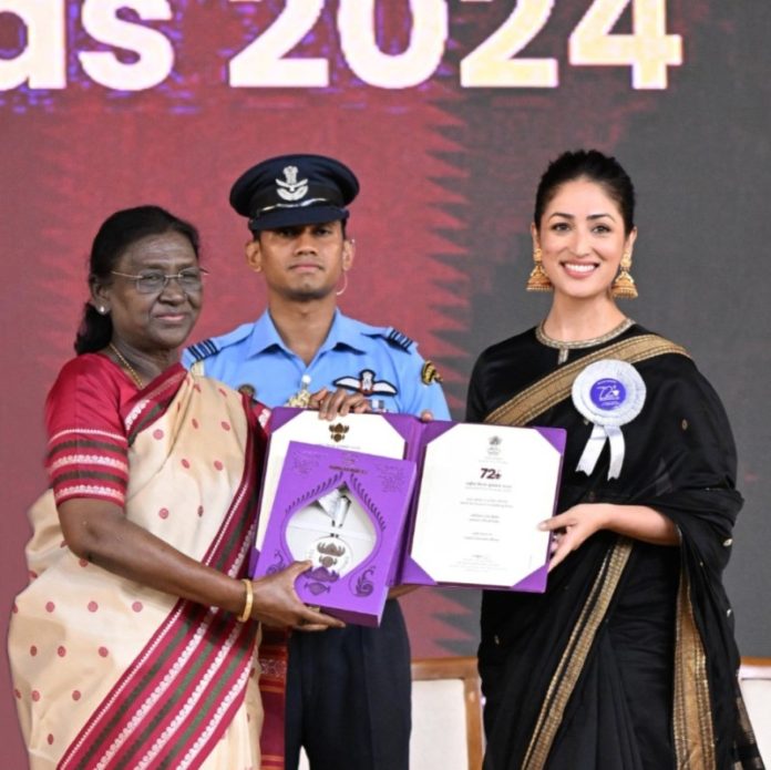 राष्ट्रपति मुर्मू ने गुजरात के केवड़िया स्थित एकता नगर में 72वें राष्ट्रीय फिल्म पुरस्कार प्रदान किए