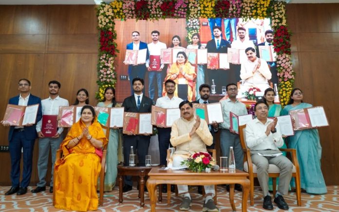 मप्र : सीएम डॉ. मोहन यादव ने खनिज साधन विभाग में चयनित 63 नवनियुक्त खनि निरीक्षकों को नियुक्ति पत्र वितरित किए