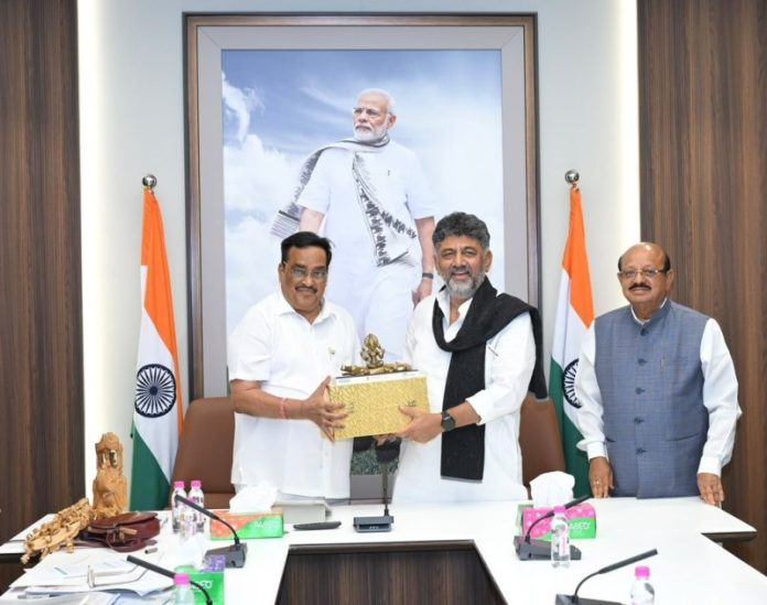 दिल्ली : केंद्रीय जल शक्ति मंत्री सीआर पाटिल ने कर्नाटक के मुख्यमंत्री डी. के. शिवकुमार के साथ बैठक की