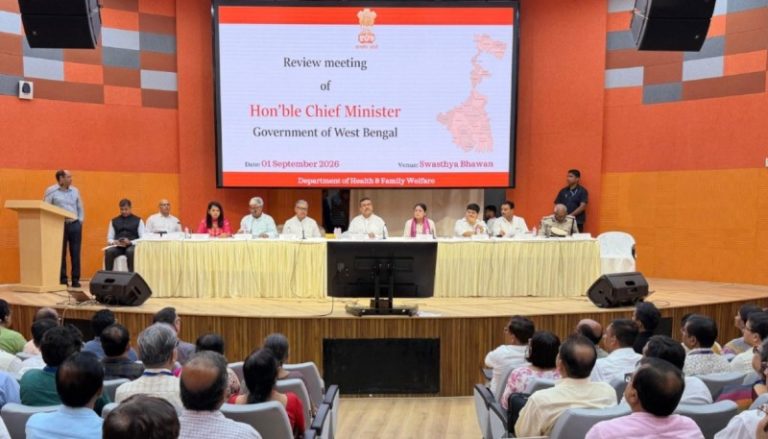 पश्चिम बंगाल : सीएम सुवेंदु अधिकारी ने स्वास्थ्य भवन में आयुष्मान भारत और डेंगू की स्थिति पर समीक्षा बैठक में भाग लिया