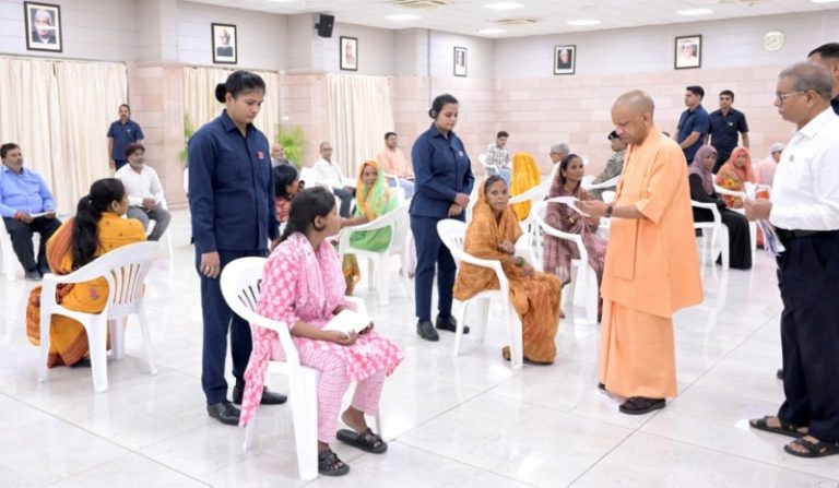 उप्र : सीएम योगी ने लखनऊ स्थित अपने सरकारी आवास पर आयोजित ‘जनता दर्शन’ में विभिन्न जनपदों से आए लोगों की समस्याएं सुनीं