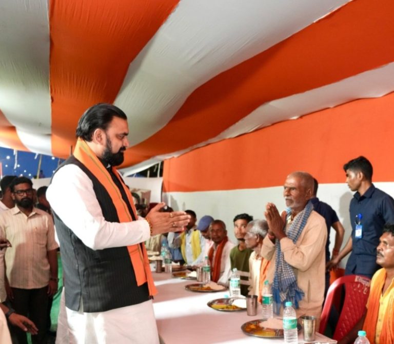 पटना : सीएम सम्राट चौधरी ने बिन्द टोली में बाढ़ प्रभावित परिवारों के लिए चल रहे सामुदायिक रसोई केंद्र का निरीक्षण किया