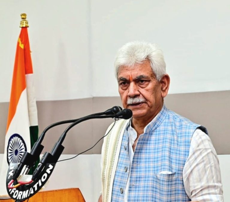 जम्मू-कश्मीर : उपराज्यपाल मनोज सिन्हा ने जम्मू यूनिवर्सिटी ने ‘नशा मुक्त भारत अभियान’ पर एक डॉक्यूमेंट्री और कोलाज प्रदर्शनी लॉन्च की