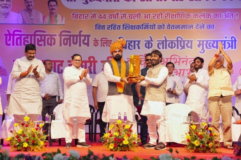 बिहार : सीएम सम्राट चौधरी पटना के श्रीकृष्ण मेमोरियल हॉल में आयोजित वित्त रहित शिक्षकों के अभिनंदन समारोह में हुए शामिल