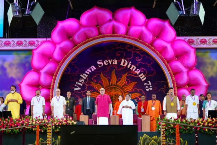 उपराष्ट्रपति सीपी राधाकृष्णन ने अमृतापुरी स्थित माता अमृतानंदमयी मठ में आयोजित 'विश्व सेवा दिनम' समारोह में हिस्सा लिया