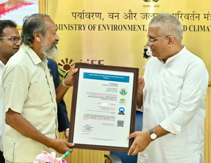 नई दिल्ली : केंद्रीय मंत्री भूपेंद्र यादव ने आईआईएफएम द्वारा आयोजित एक कार्यक्रम में IFWCS के तहत पहले 'प्रमाण' सर्टिफिकेट सौंपे