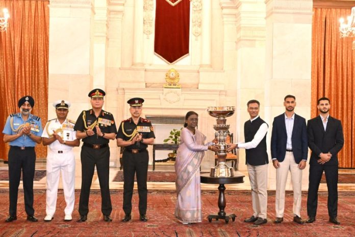 राष्ट्रपति मुर्मू ने राष्ट्रपति भवन में डूरंड कप टूर्नामेंट 2026 की विजेता टीम ईस्ट बंगाल फुटबॉल क्लब को 'प्रेसिडेंट्स कप' सौंपा