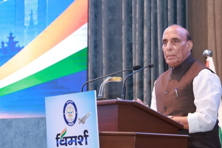 रक्षा मंत्री राजनाथ सिंह ने नई दिल्ली में ‘वार्ता से विकास’ थीम पर आयोजित डीआरडीओ-इंडस्ट्री सिनर्जी मीट ‘विमर्श 2026’ की अध्यक्षता की