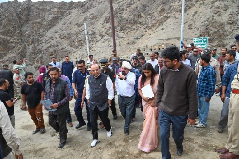 लद्दाख : उपराज्यपाल वी.के. सक्सेना ने कारगिल में भारत-पाकिस्तान सीमा पर स्थित ऐतिहासिक और हेरिटेज गांव ‘हुंडरमैन’ का दौरा किया