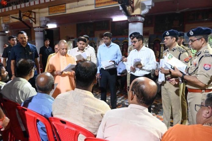 गोरखपुर : सीएम योगी ने श्री गोरखनाथ मंदिर परिसर में आयोजित ‘जनता दर्शन’ में विभिन्न जनपदों से आए लोगों की समस्याएं सुनीं