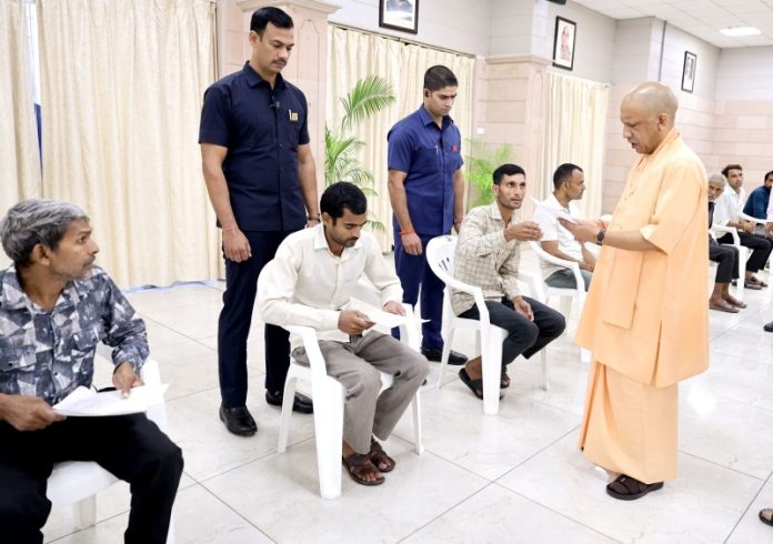उप्र : सीएम योगी ने लखनऊ स्थित अपने सरकारी आवास पर आयोजित 'जनता दर्शन' में विभिन्न जनपदों से आए नागरिकों की समस्याएं सुनीं