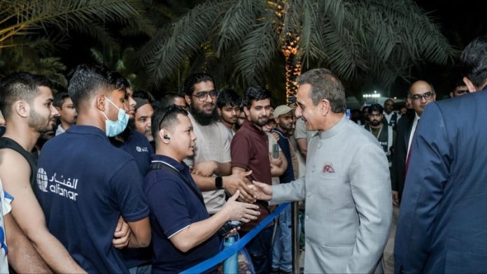 विदेश राज्य मंत्री कीर्ति वर्धन सिंह ने सऊदी अरब के रियाद में अल फनार कंपनी के लेबर कैंप में भारतीय कामगारों से मुलाकात की